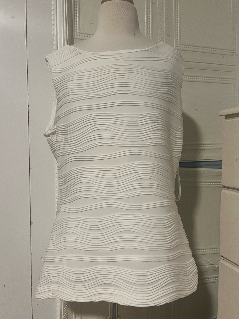 Calvin Klein White Textured Wave Sleeveless Top Blouse Elegant Minimalist M